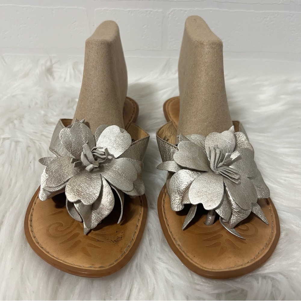 Born Leather Tan Metallic Floral Detail Flip Flop Thong Women's Sandals Size 7